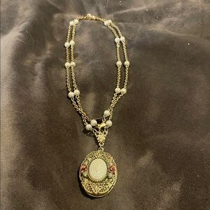 Elegant Gold and Pearl Pendant Necklace